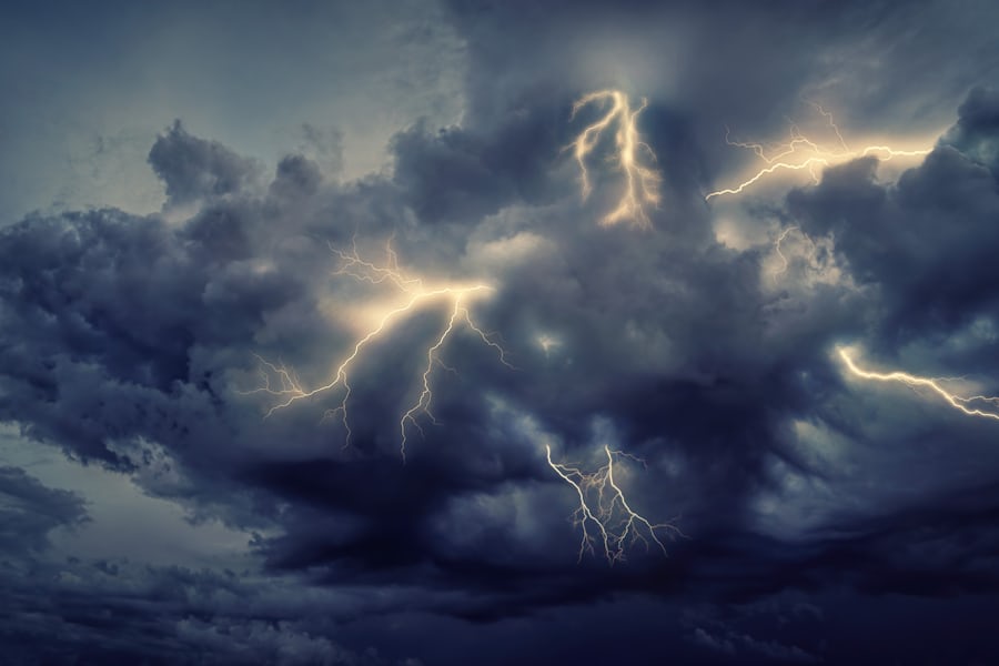 Kilat di langit malam sebagai metafora risiko
