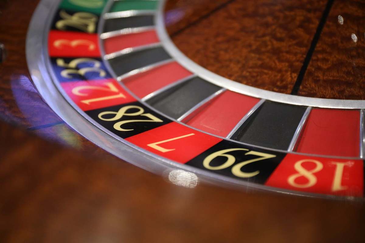 Roda permainan roulette di atas meja kasino