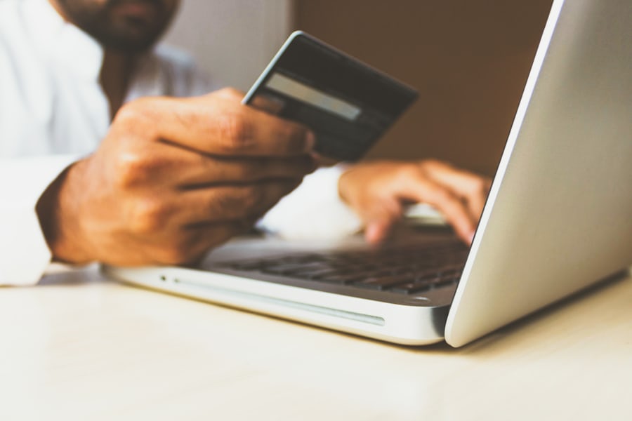 Kartu pembayaran dan perangkat pembayaran digital